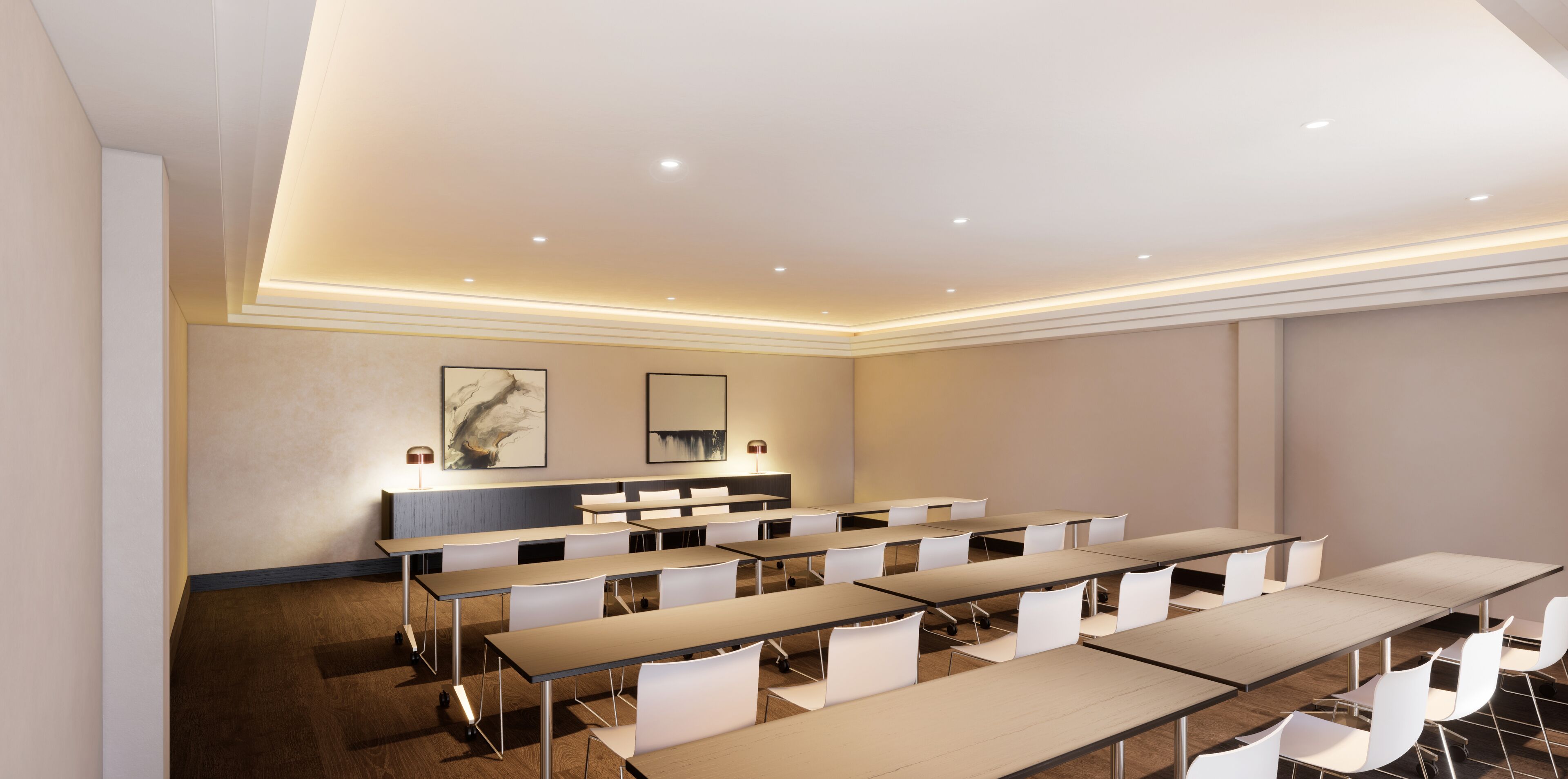 Un salón de conferencias con varias mesas y sillas, un atril y dos cuadros en la pared.