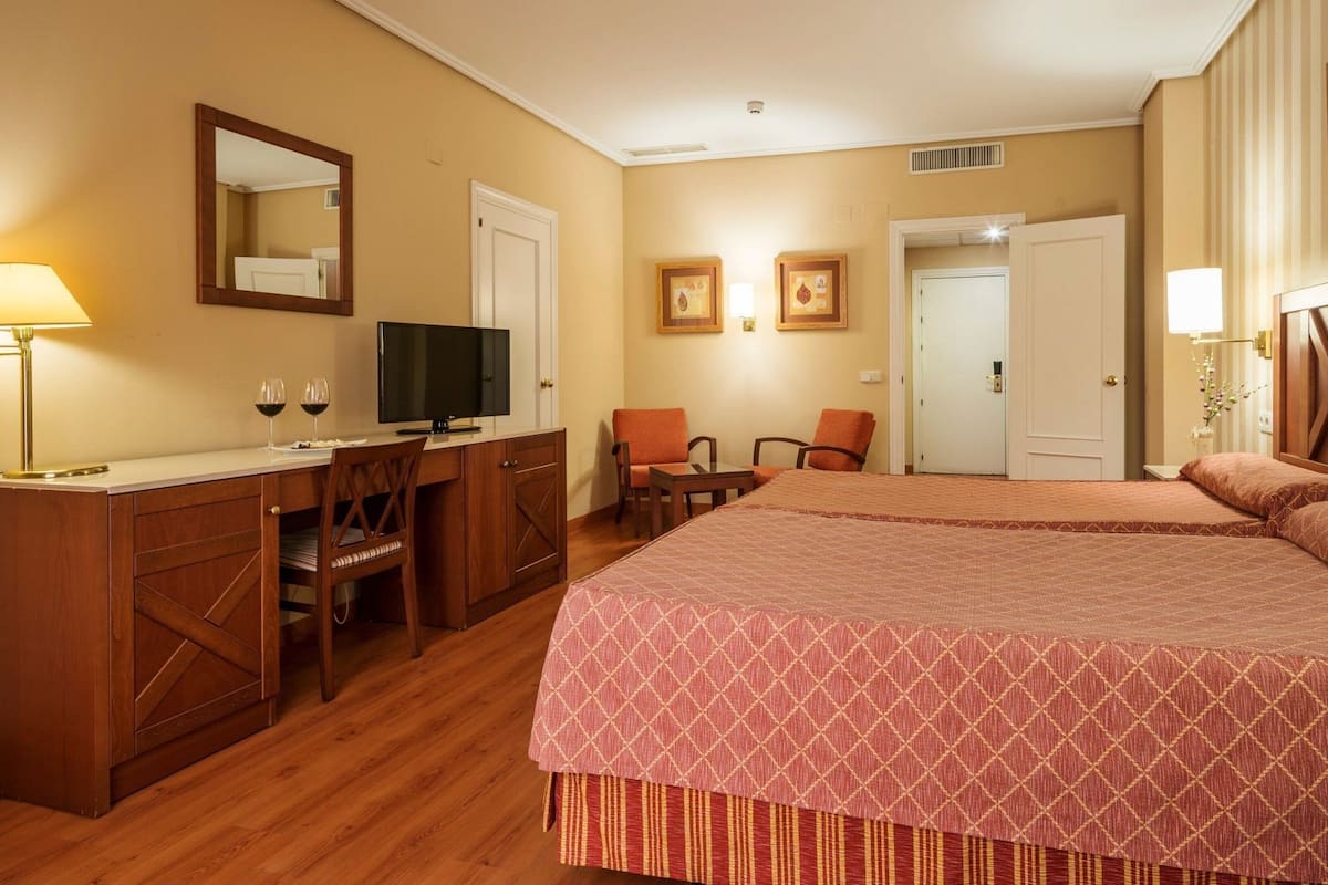 迷你吧、客房内保险箱、办公桌、笔记本电脑工作区