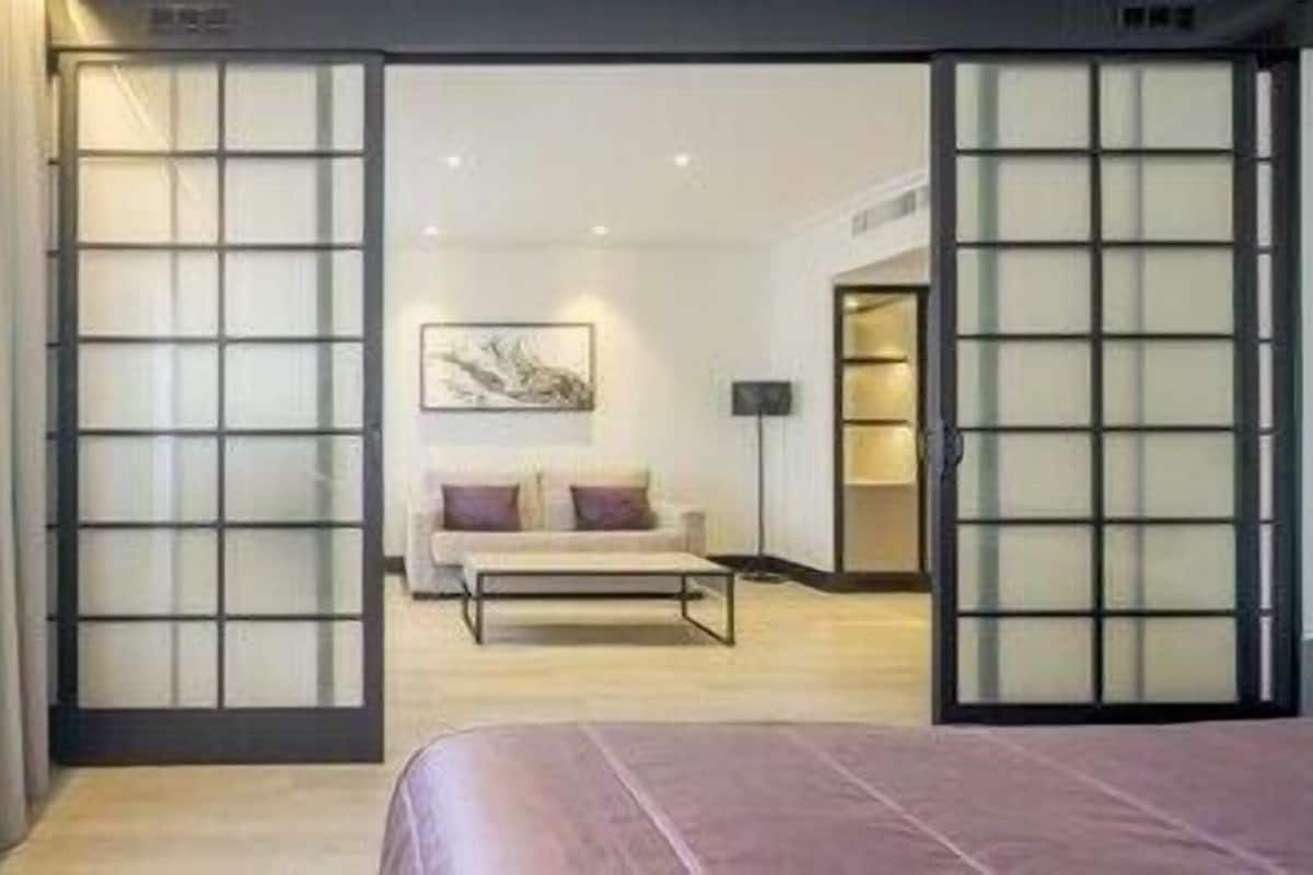 Een minibar, een kluis op de kamer, een bureau, een laptopwerkplek