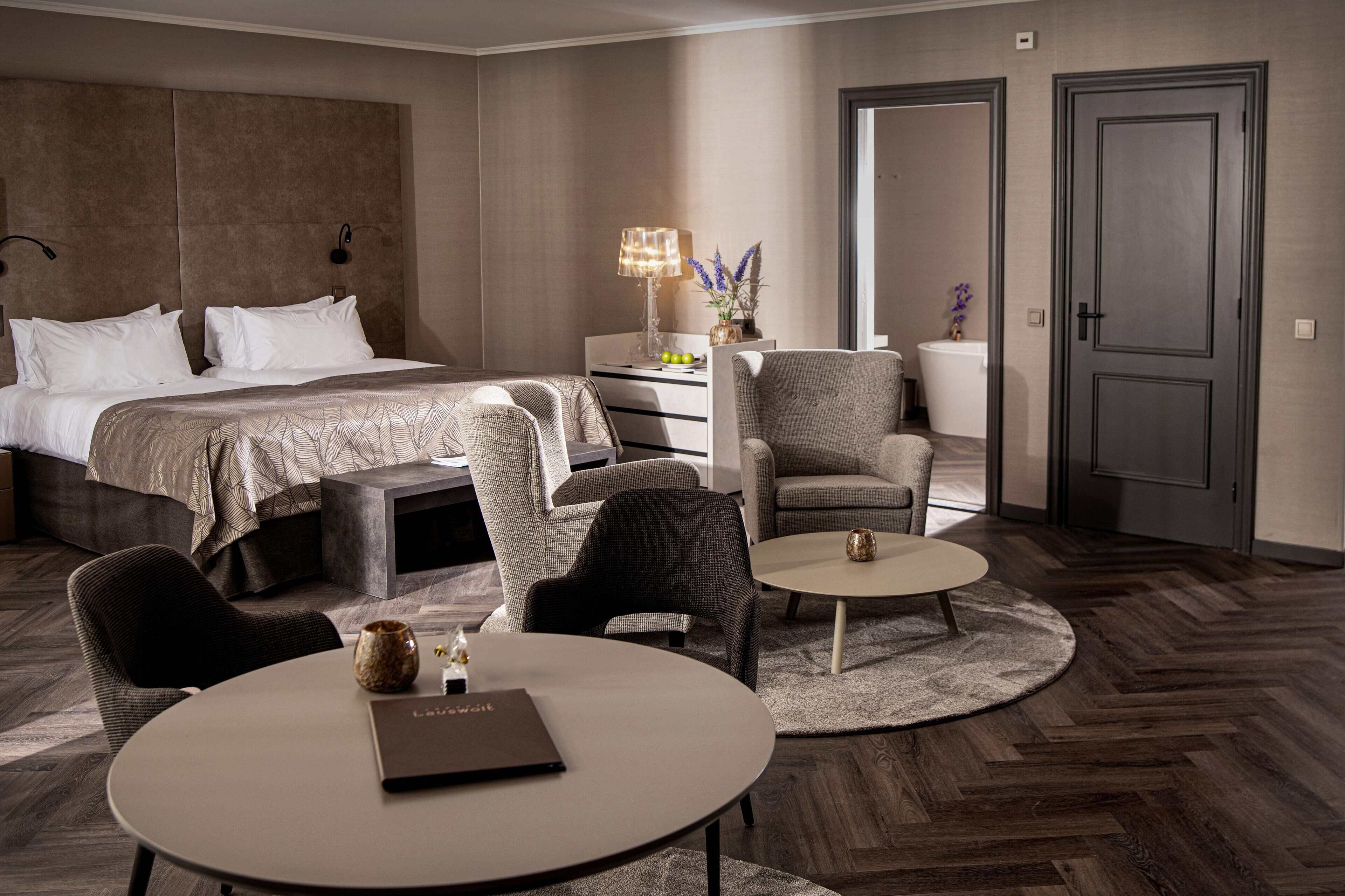 Suite | Allergitestet sengetøy, minibar, safe på rommet og skrivebord