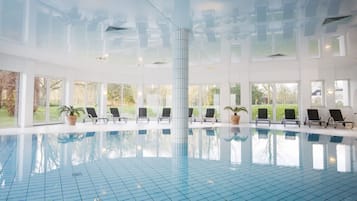 Indendørs pool, udendørs pool, parasoller, liggestole