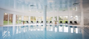 Piscine couverte, piscine extérieure, parasols de plage, chaises longues