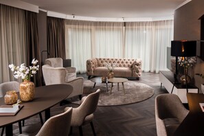 Suite reial | Sala d'estar | Televisor de pantalla plana 