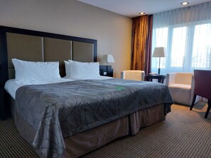 Dobbeltrom – comfort | Allergitestet sengetøy, minibar, safe på rommet og skrivebord