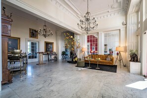 Lobby sitting area - Hotel Landgoed Lauswolt (Beetsterzwaag)