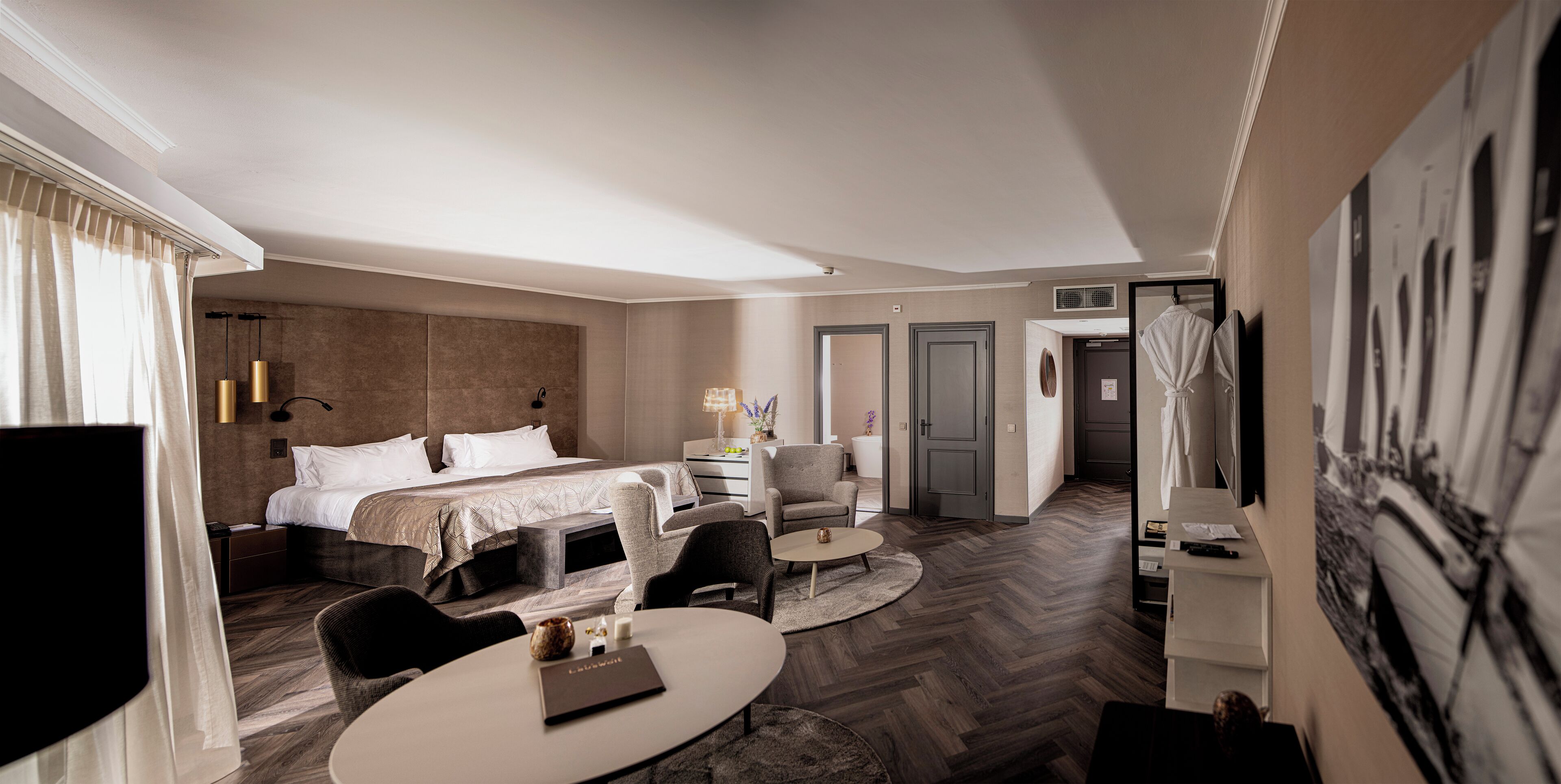 Suite – panorama | Allergitestet sengetøy, minibar, safe på rommet og skrivebord