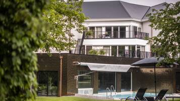 Innenpool, Außenpool, Sonnenschirme, Liegestühle