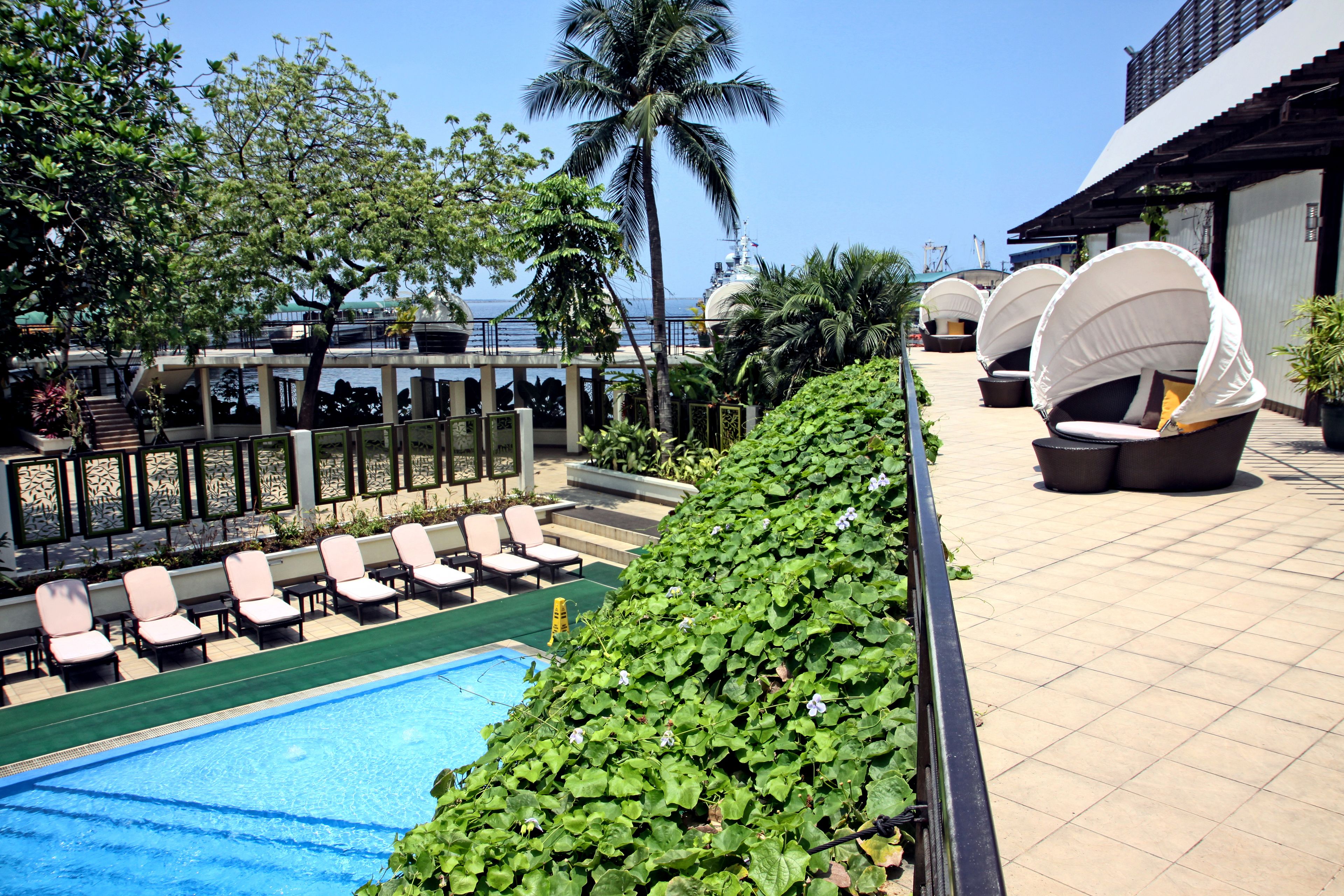 Een buitenzwembad en ligstoelen