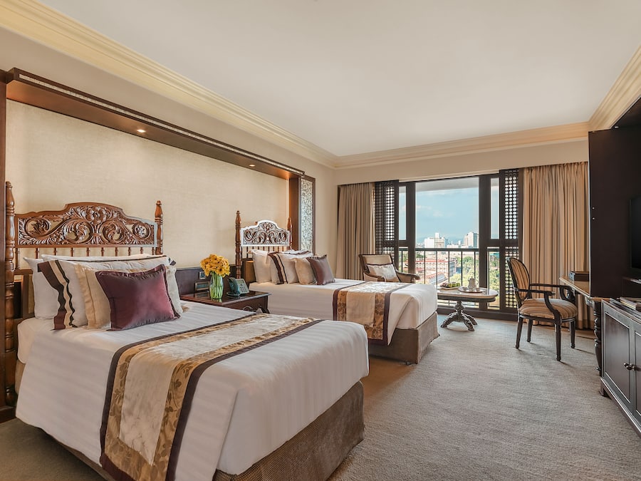 Kamer | Een kluis op de kamer, een bureau, verduisterende gordijnen