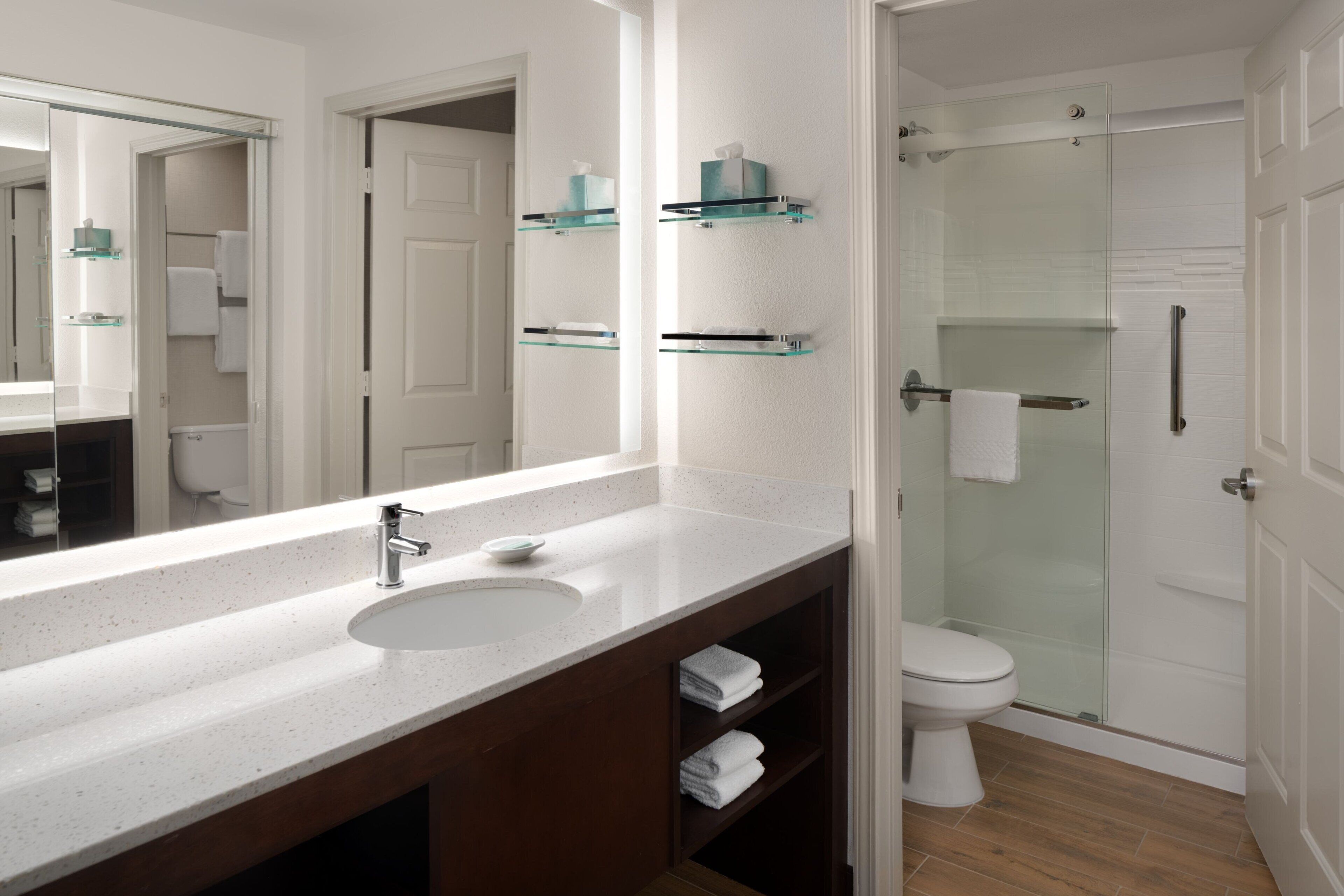 combined shower/bathtub, hair dryer, towels