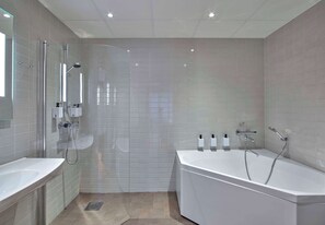 Junior Suite | Bathroom | Free toiletries, hair dryer, towels, soap - Scandic Frimurarehotellet (Linkoping)
