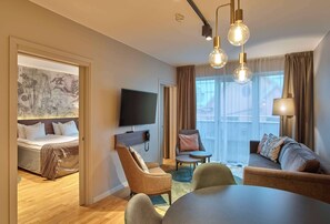 Suite – junior | Skrivebord, blendingsgardiner og strykejern/-brett