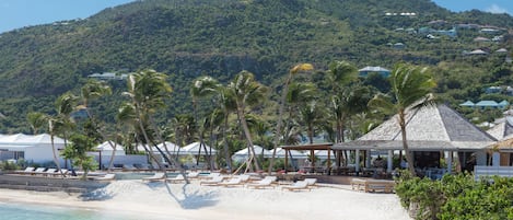 Privat strand, parasoller, strandhåndklær og snorkling