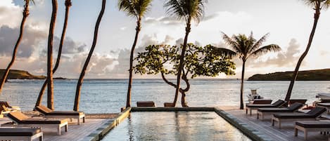 Utendørsbasseng og solsenger