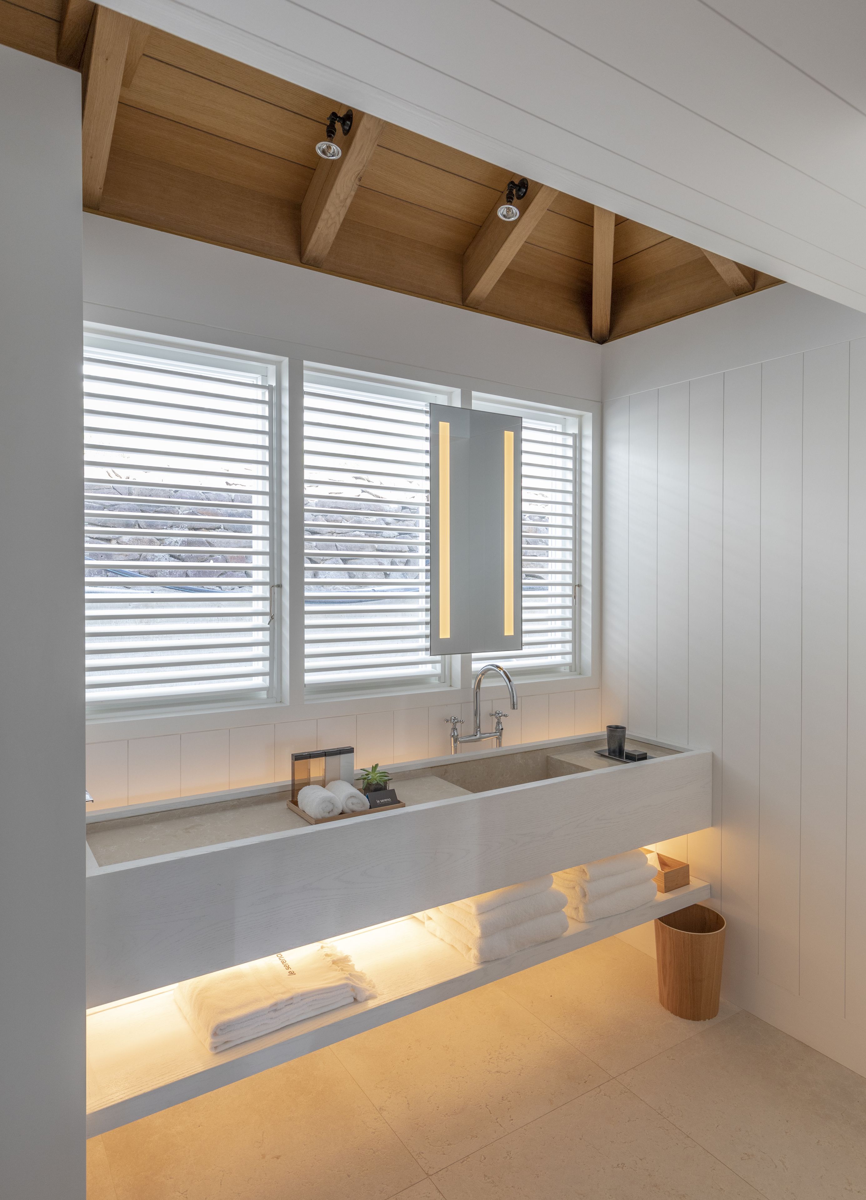 bungalow (piscine) | bathroom | combined shower/bathtub, designer toiletries, hair dryer, bathrobes