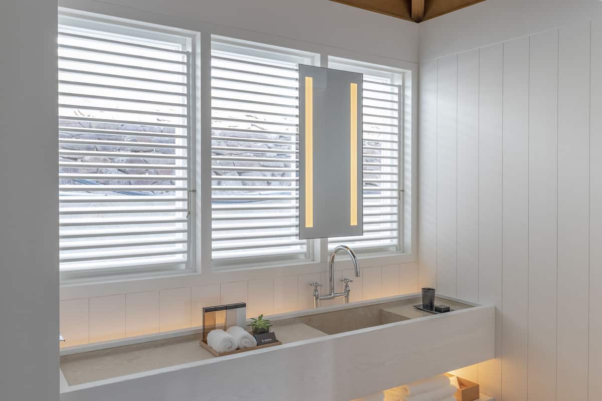 bungalow (piscine) | bathroom | combined shower/bathtub, designer toiletries, hair dryer, bathrobes