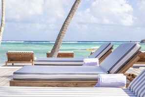 Plage privée, parasol, serviettes de plage, plongée avec masque et tuba