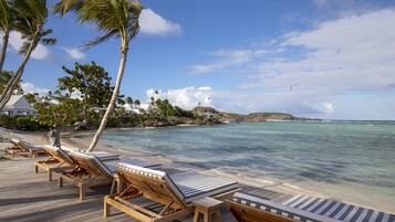 Praia particular, guarda-sóis, toalhas de praia