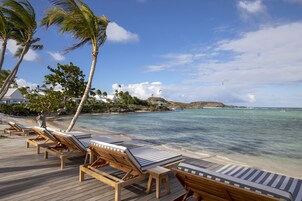 Playa privada, sombrillas, toallas de playa y buceo con tubo