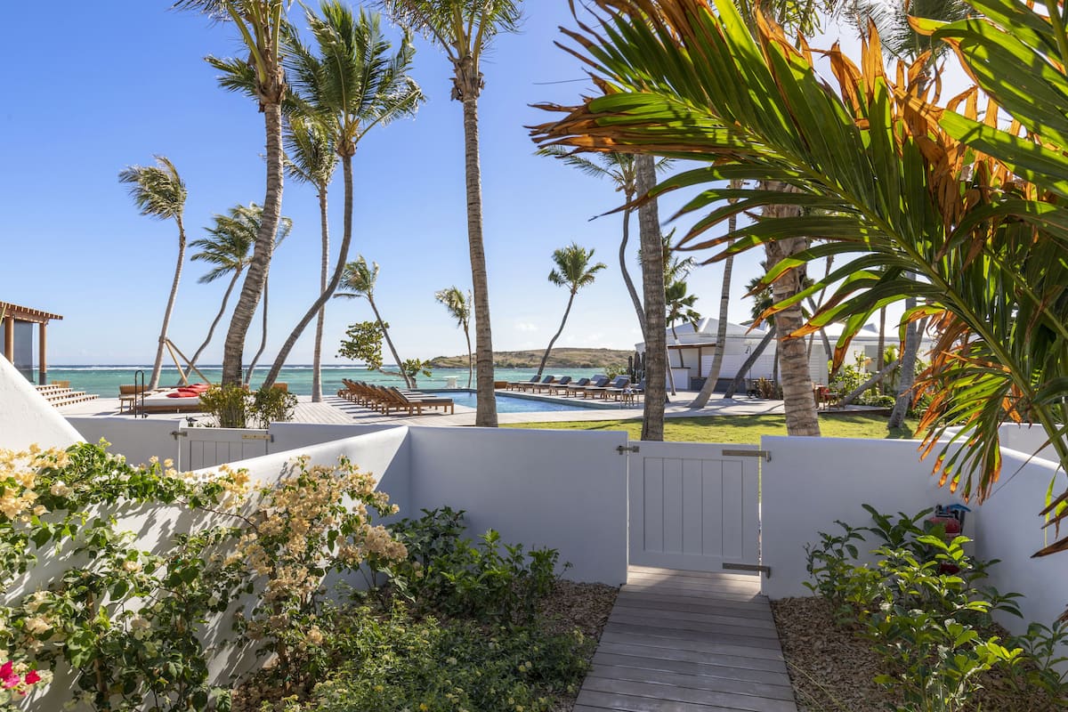 Bungalow (Piscine) | Premium bedding, minibar (some free items), in-room safe, WiFi (free)