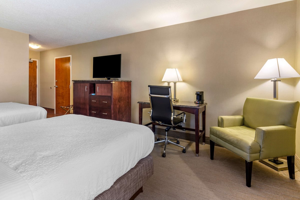 In-room safe, laptop workspace, blackout curtains, iron/ironing board