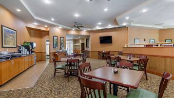 Esmorzar diari d'estil bufet gratuït