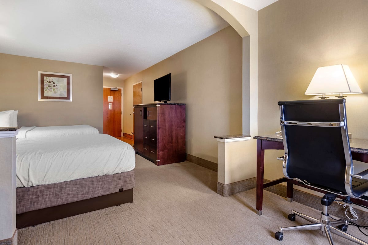 Standard Room, 2 Queen Beds, Non Smoking, Refrigerator & Microwave (with Sofabed)