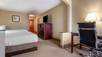 Standard-huone, 2 keskisuurta parisänkyä, tupakointi kielletty (with Sofabed) | Tallelokero huoneessa, kannettavalle tietokoneelle sopiva työtila
