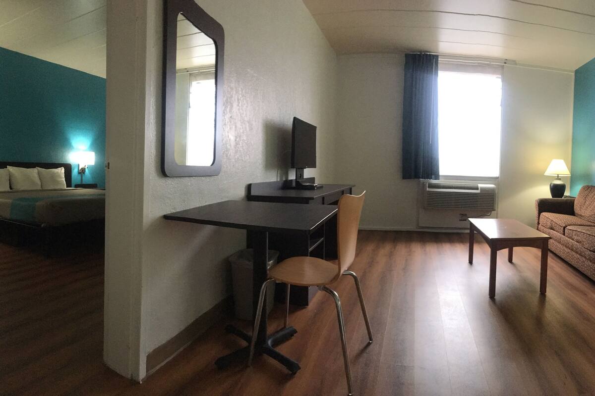 Deluxe Room, 1 King Bed, Non Smoking | Iron/ironing board (on request), WiFi (free), alarm clocks, bed sheets