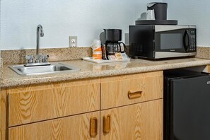Habitación, 1 cama de matrimonio grande, accesible para personas con discapacidad, no fumadores | Escritorio, tabla de planchar con plancha, wifi gratis y ropa de cama