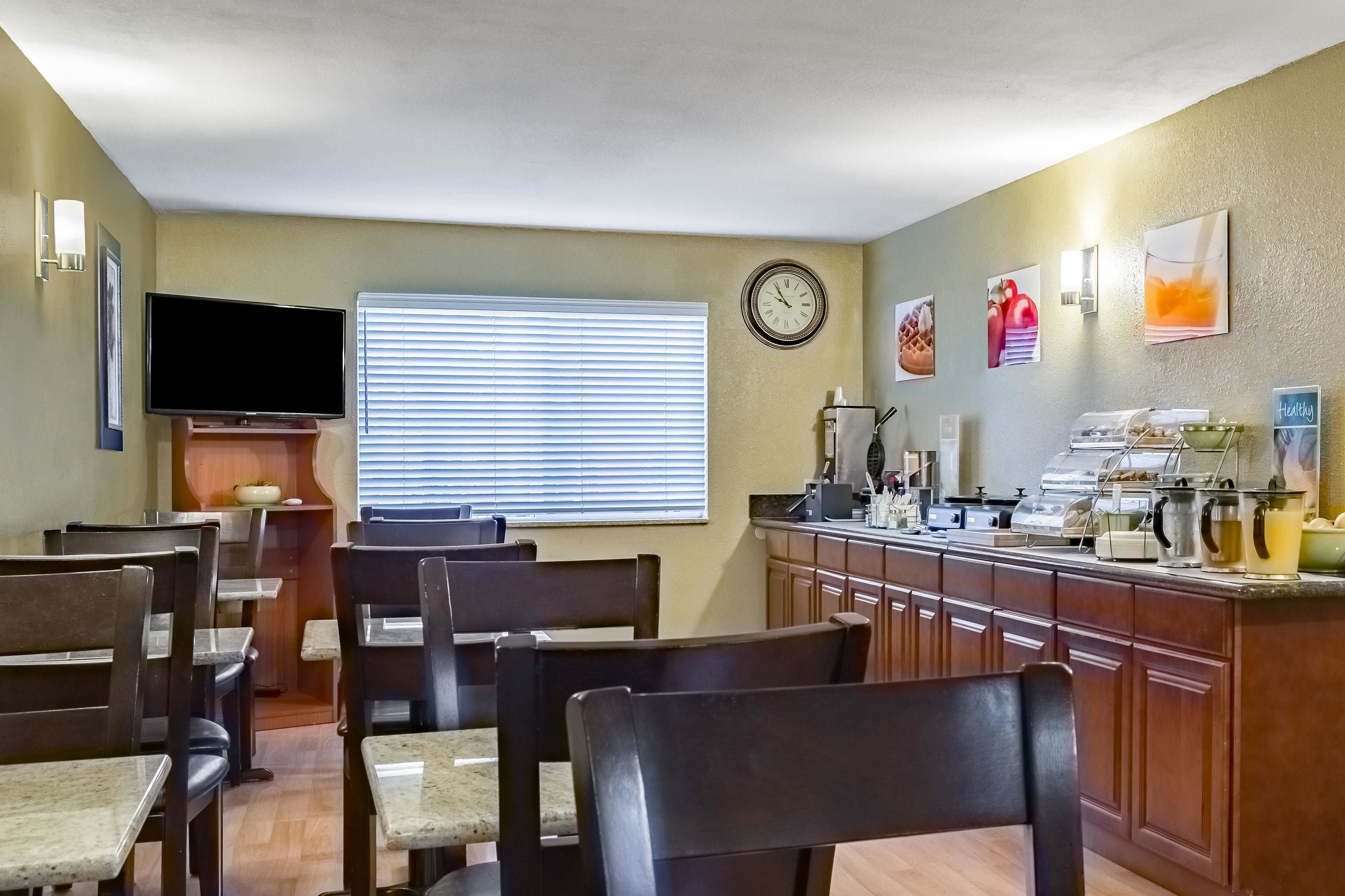 Free daily continental breakfast