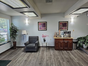 Lobby - Quality Inn & Suites Vancouver North (Vancouver)