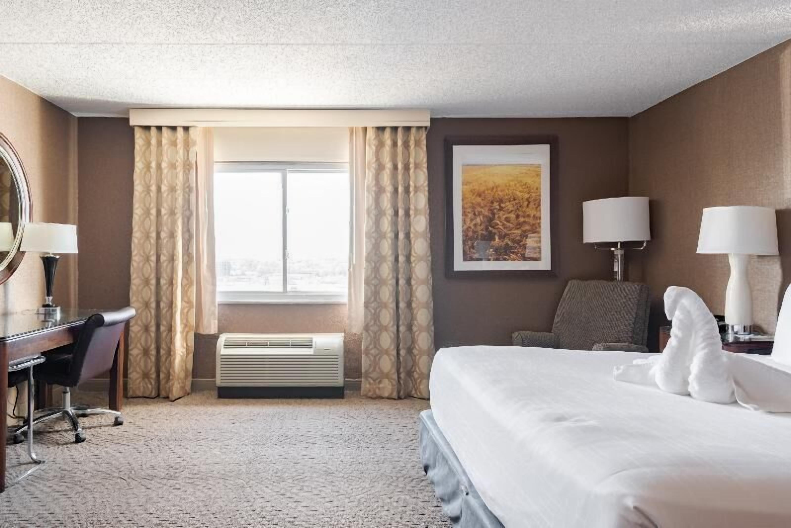 Premium bedding, in-room safe, desk, laptop workspace