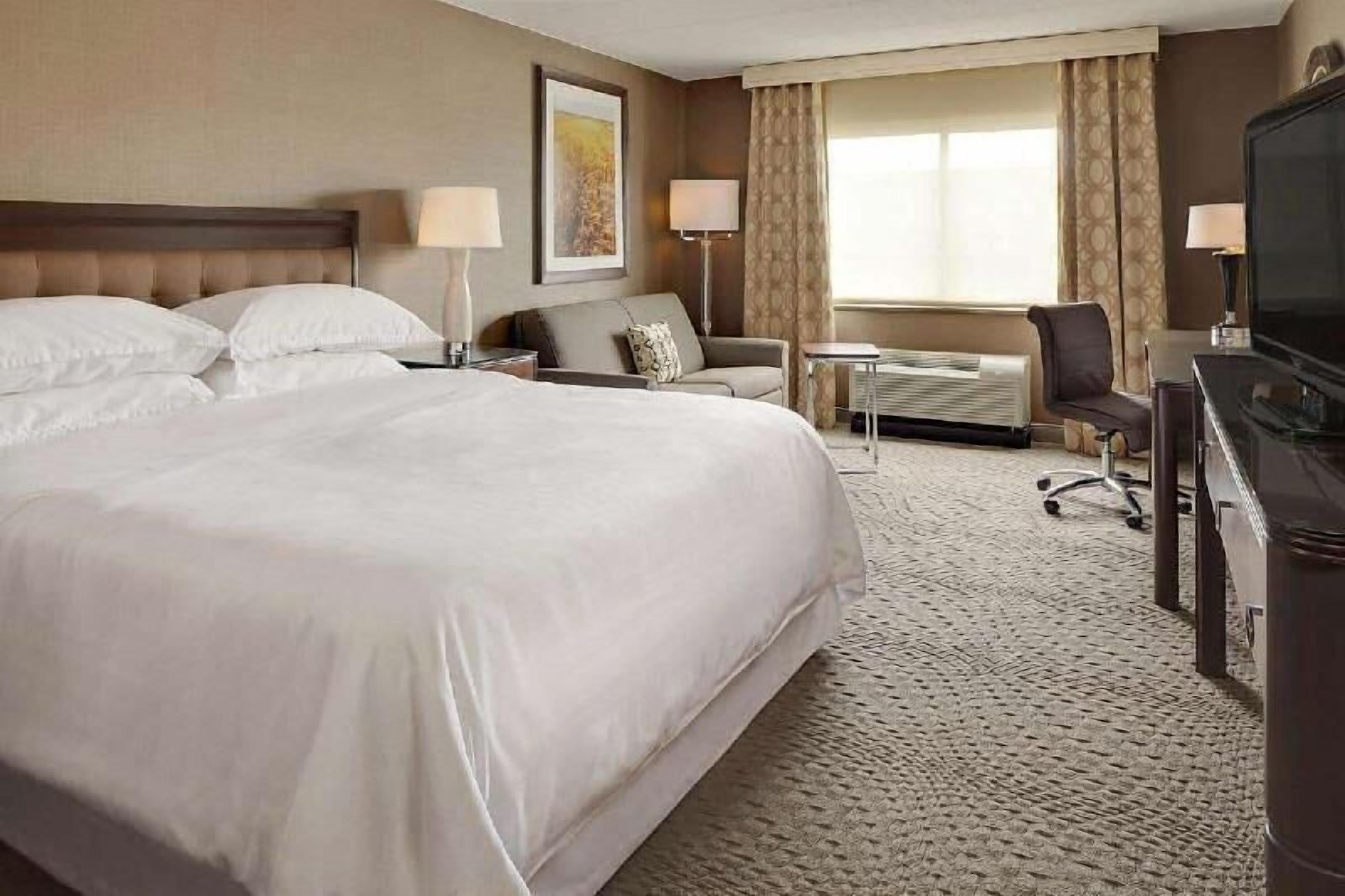 Premium bedding, in-room safe, desk, laptop workspace