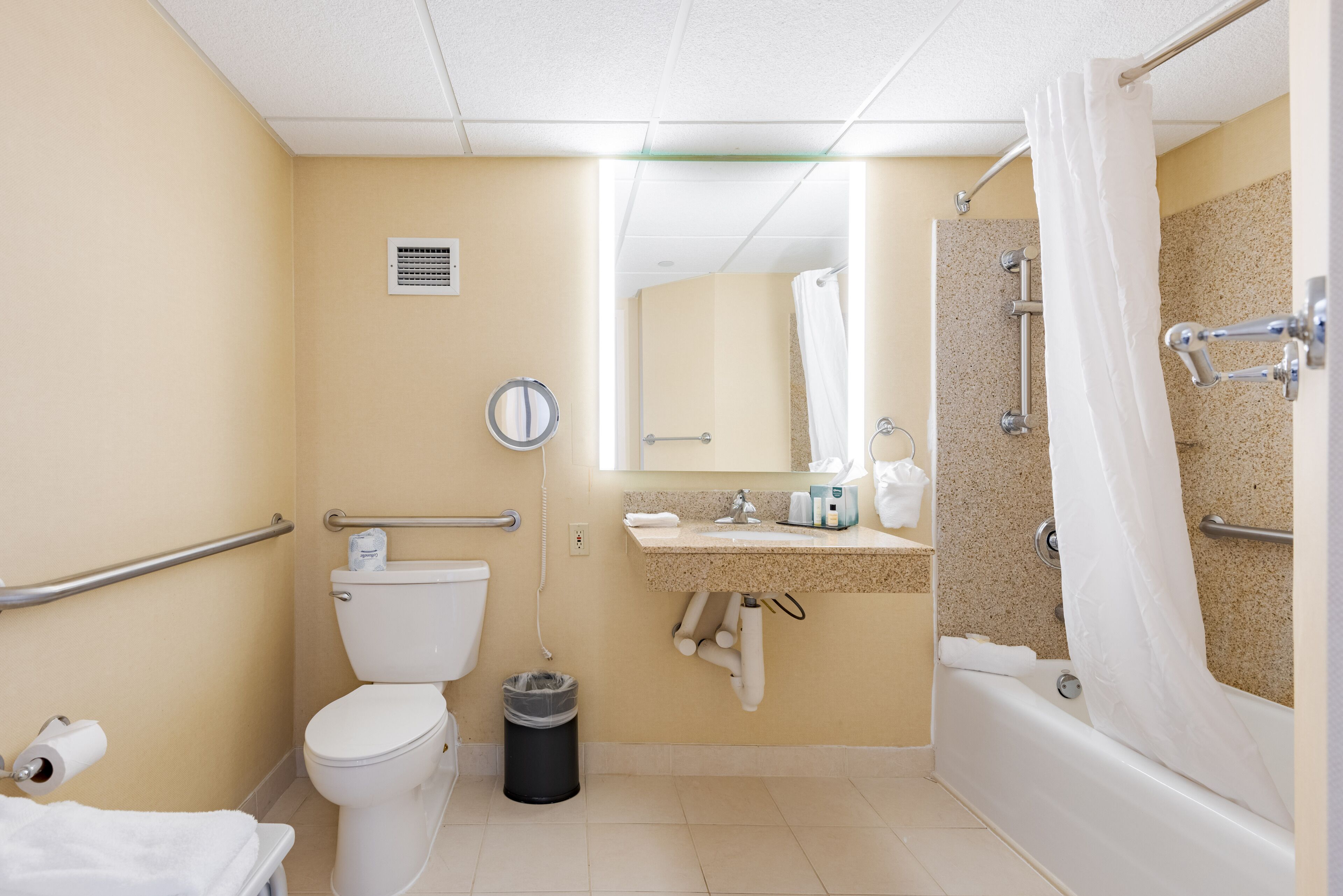 Un bagno con il water, un lavandino, una vasca e una tenda da doccia.