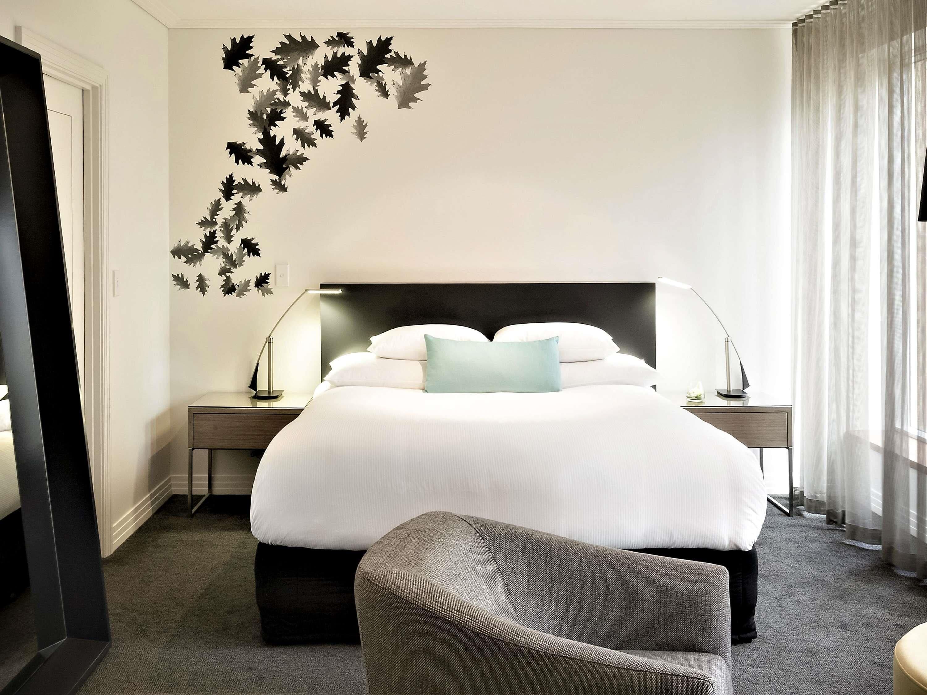 Ropa de cama de alta calidad, colchones con pillow-top y minibar 