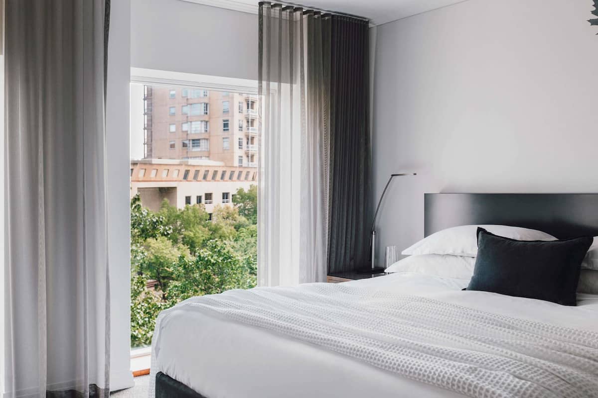 1 sovrum, sängtillbehör av högsta kvalitet, bäddmadrasser och minibar