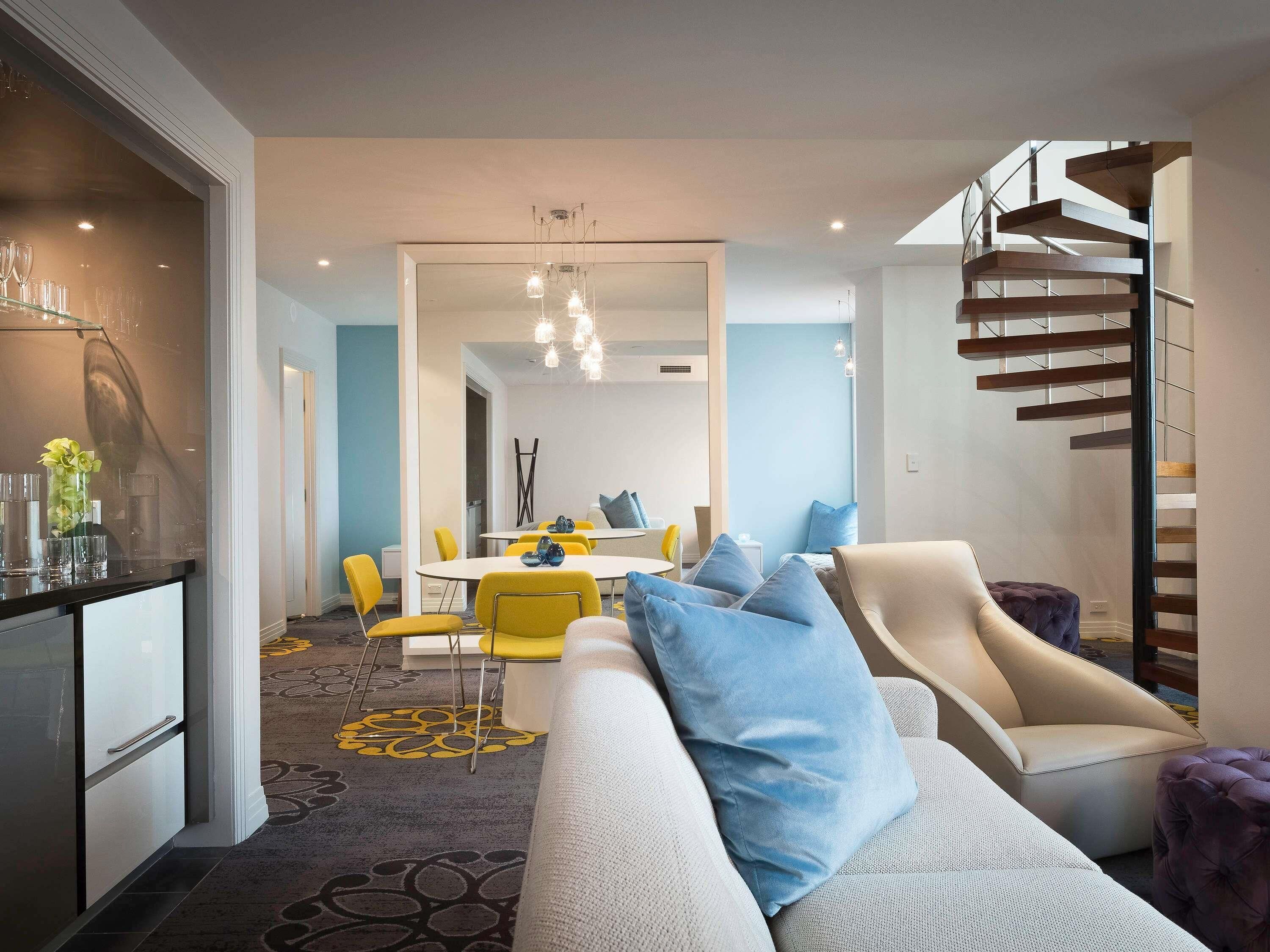 Ropa de cama de alta calidad, colchones con pillow-top y minibar 