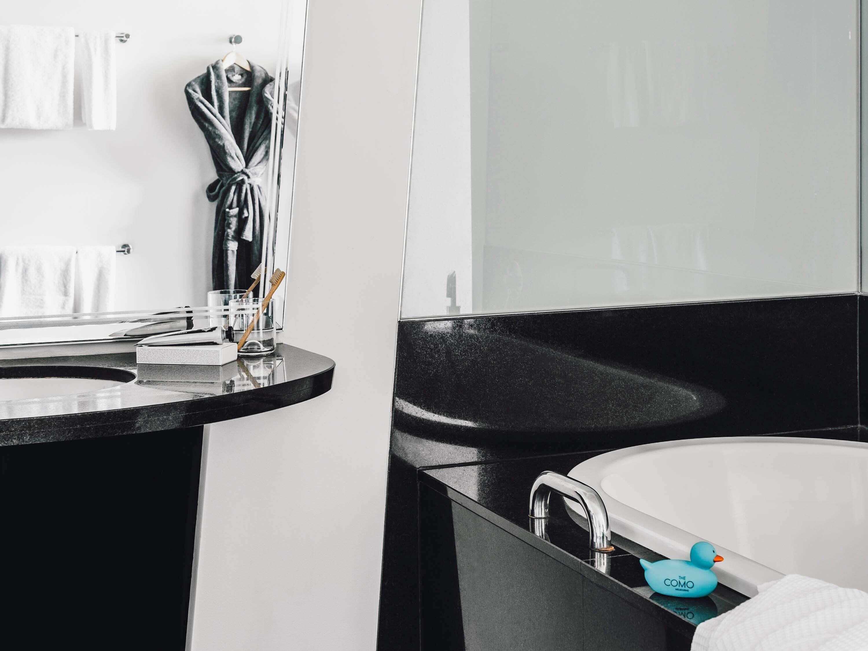 Ropa de cama de alta calidad, colchones con pillow-top y minibar 