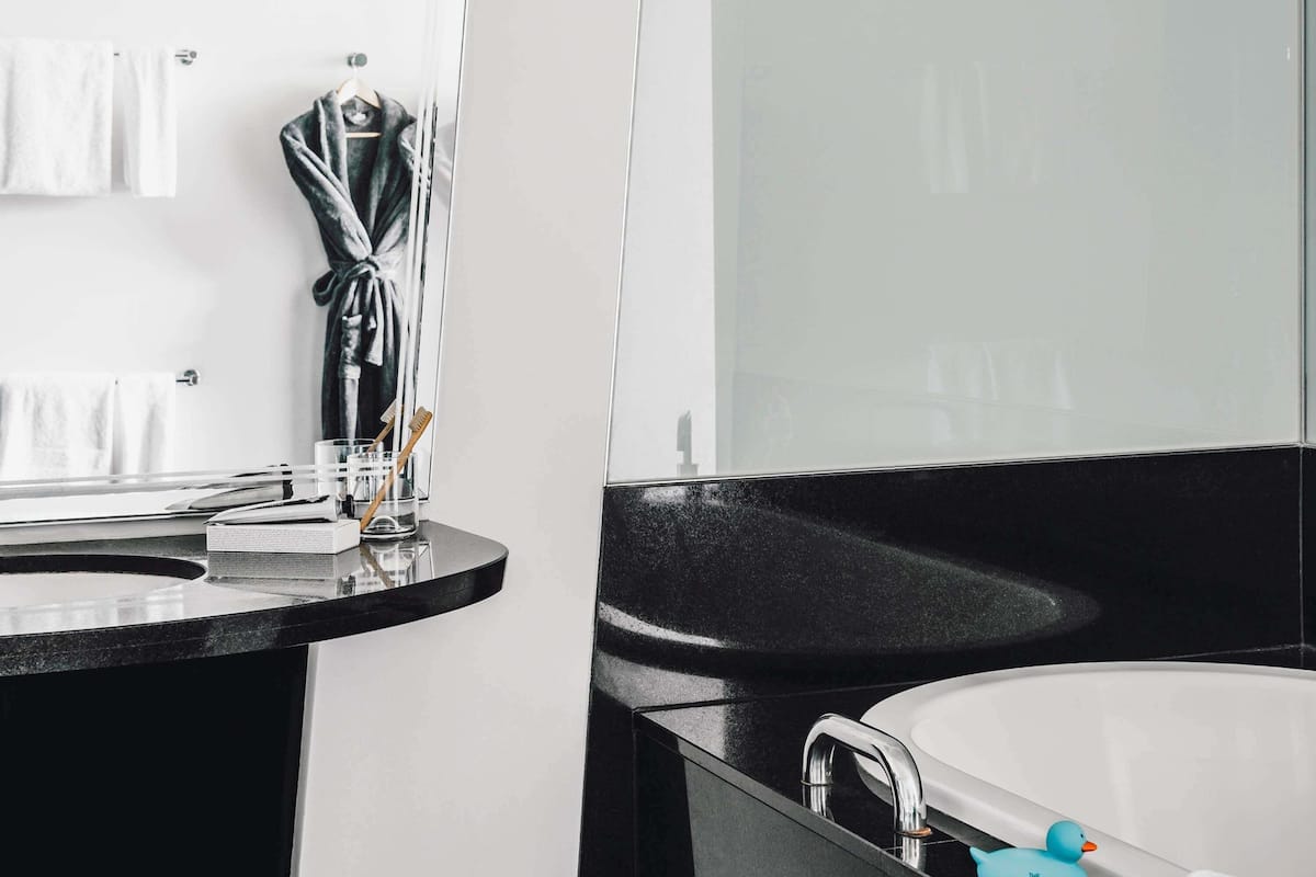 Superior-rum - 2 enkelsängar | 1 sovrum, sängtillbehör av högsta kvalitet, bäddmadrasser och minibar