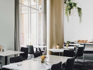 Se sirven desayunos y cocina local e internacional