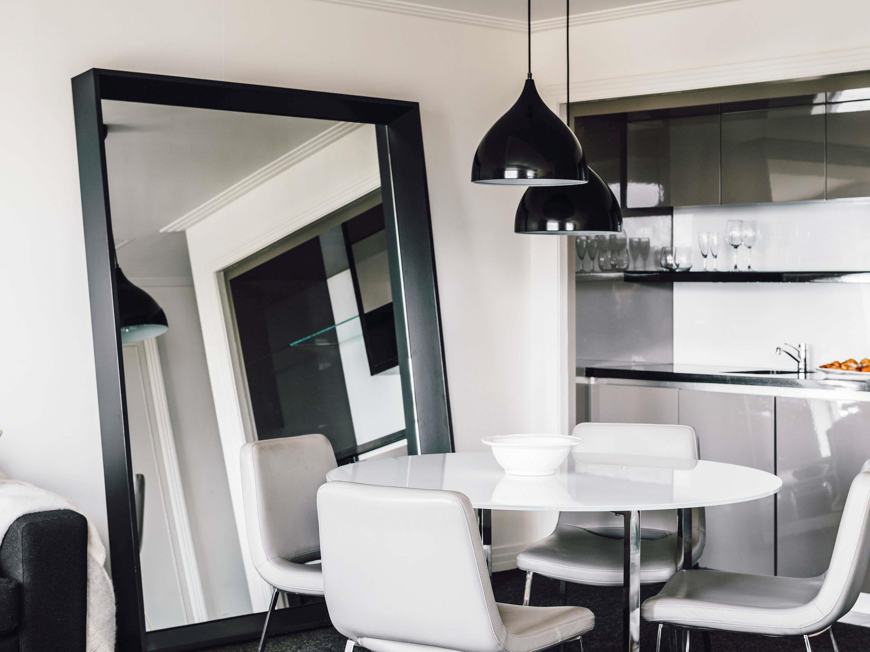 Suite junior, 1 cama de matrimonio grande, bañera de hidromasaje (Private Office) | Ropa de cama de alta calidad, colchones con acolchado adicional, minibar