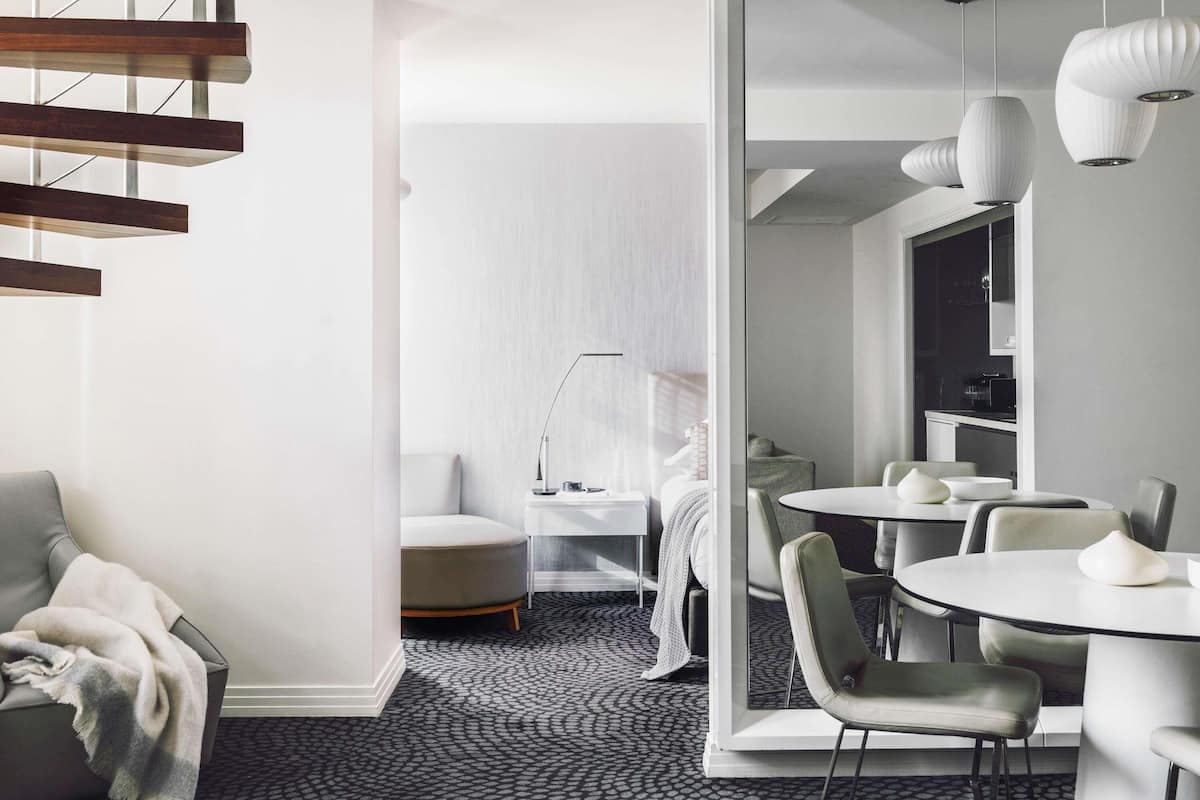 Loft - 1 kingsize-säng | 1 sovrum, sängtillbehör av högsta kvalitet, bäddmadrasser och minibar