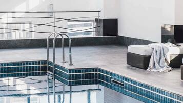 Indoor pool, sun loungers