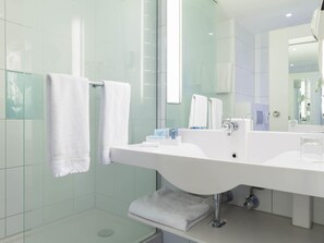 Ropa de cama hipoalergénica y minibar 