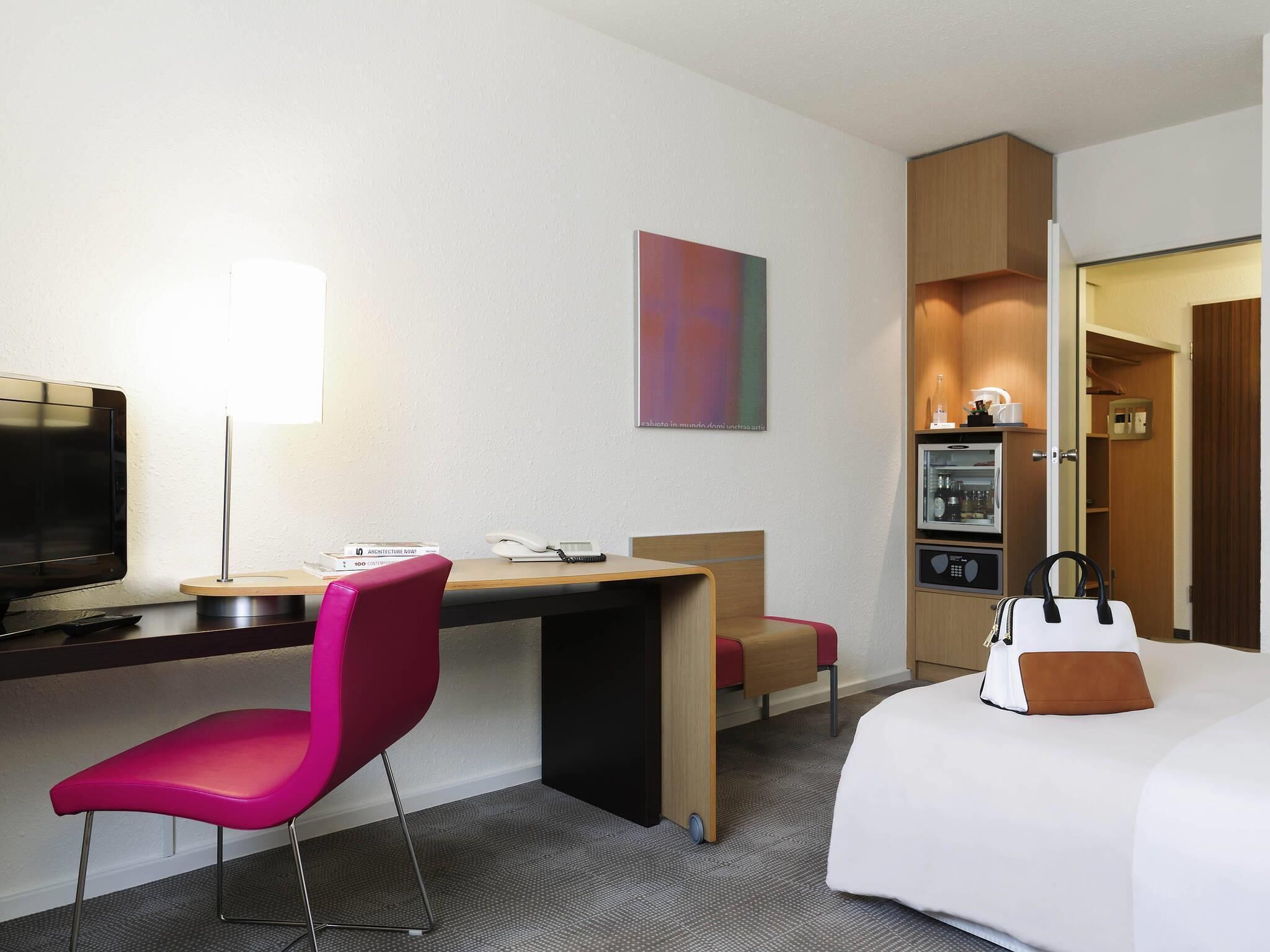 Habitación superior, 1 cama matrimonial y sofá cama | Ropa de cama hipoalergénica y minibar 