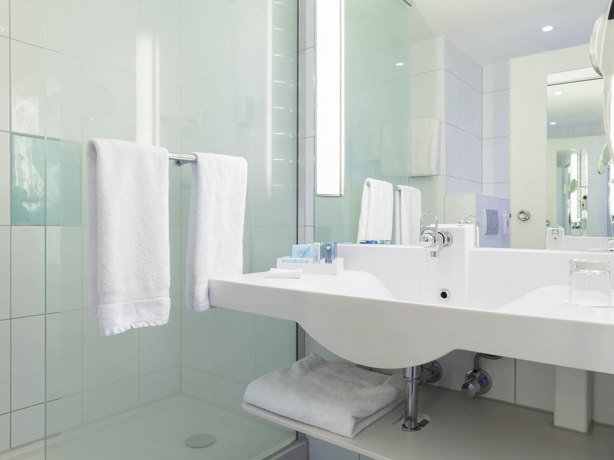 Habitación estándar con 2 camas individuales, 2 camas individuales | Ropa de cama hipoalergénica y minibar 