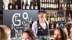 A bar with a sign reading 'GOURMETBAR' and a bartender wearing a cap and apron. - Novotel Frankfurt City (Frankfurt)