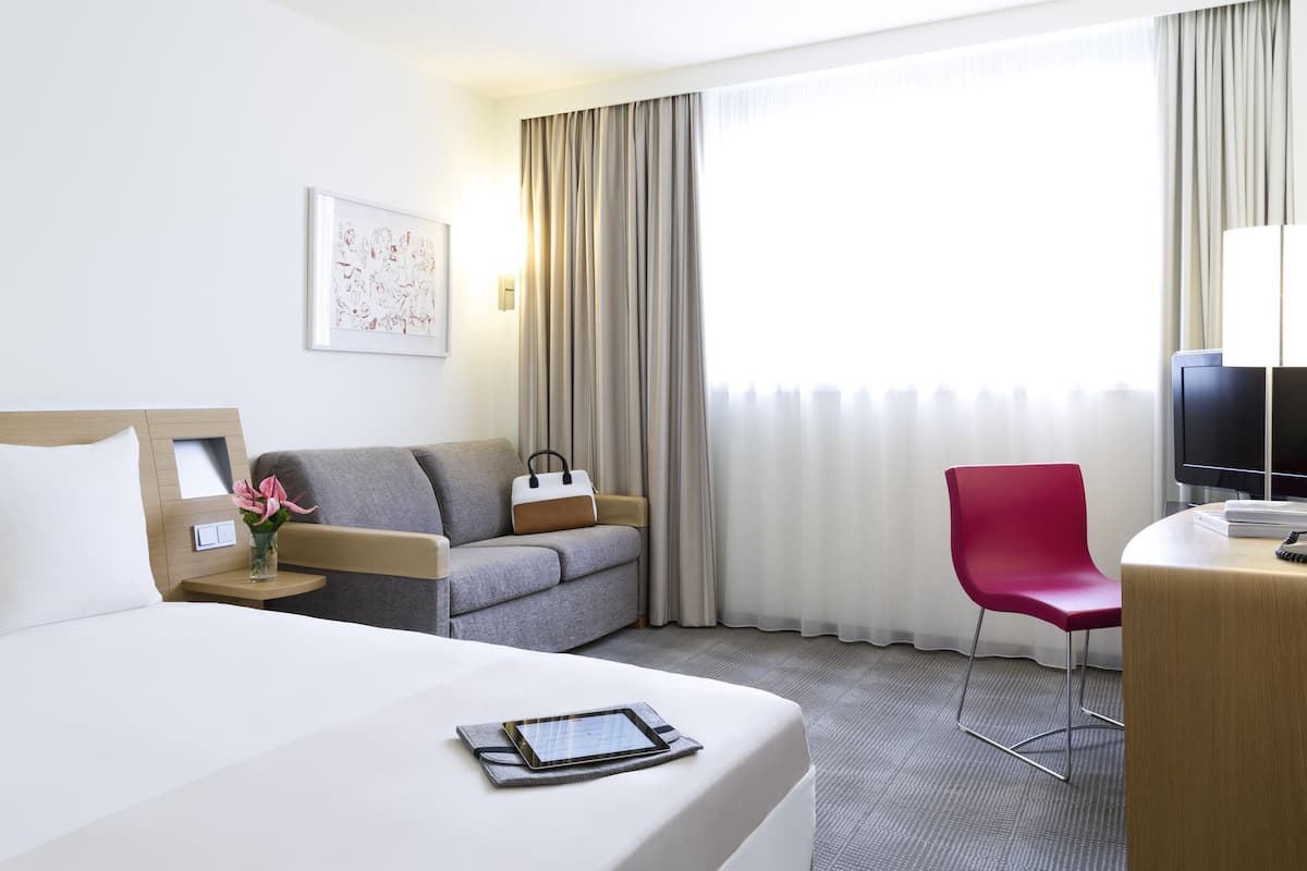Hypo-allergenic bedding, minibar, in-room safe, desk