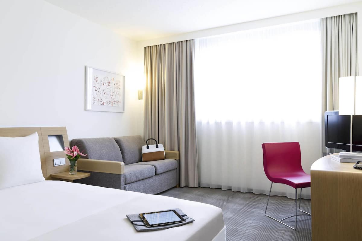 Allergitestade sängkläder, minibar och värdeförvaringsskåp på rummet